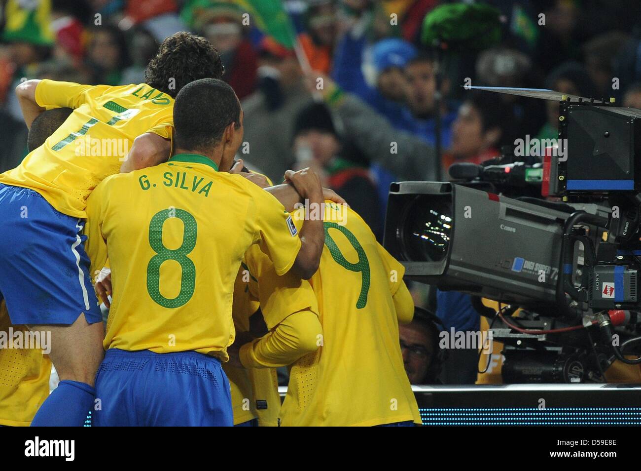Brazil's Luis Fabiano (R) celebrates scoring the 2-0 with team mates Elano and Gilberto Silva during the 2010 FIFA World Cup group G match between Brazil and Ivory Coast at Soccer City Stadium in Johannesburg, South Africa 20 June 2010. Photo: Achim Scheidemann dpa - Please refer to http://dpaq.de/FIFA-WM2010-TC Stock Photo