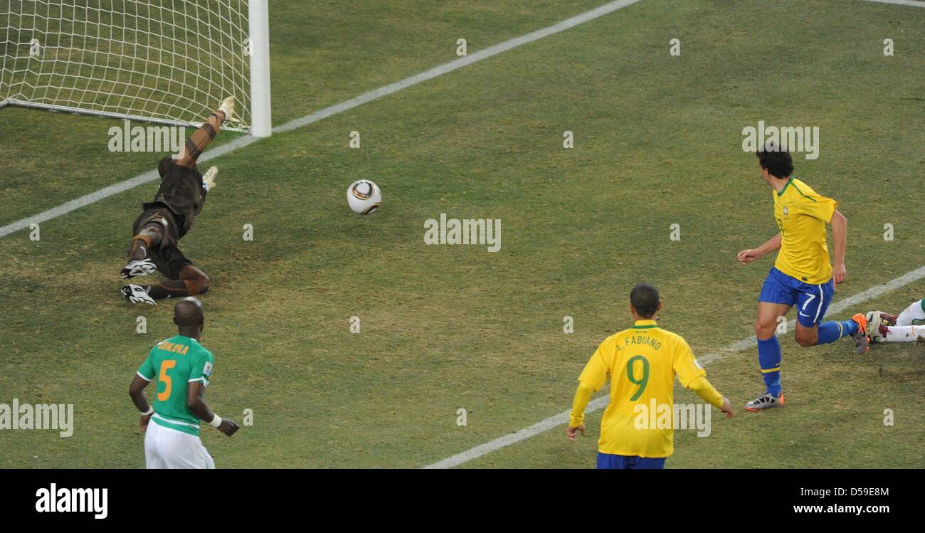 Brazil's Elano (R) scores the 3-0 against Ivory Coast's goalkeeper Boubacar Barry during the 2010 FIFA World Cup group G match between Brazil and Ivory Coast at Soccer City Stadium in Johannesburg, South Africa 20 June 2010. Photo: Marcus Brandt dpa - Please refer to http://dpaq.de/FIFA-WM2010-TC  +++(c) dpa - Bildfunk+++ Stock Photo