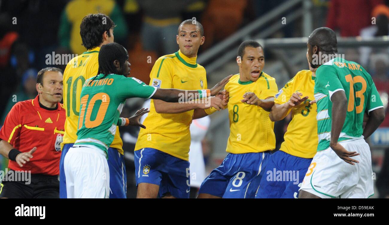Brazil's Kaka (L-R), Felipe Melo, Gilberto Silva and Lucio scuffle with Ivory Coast's Gervinho and Romaric during the 2010 FIFA World Cup group G match between Brazil and Ivory Coast at Soccer City Stadium in Johannesburg, South Africa 20 June 2010. Photo: Achim Scheidemann dpa - Please refer to http://dpaq.de/FIFA-WM2010-TC  +++(c) dpa - Bildfunk+++ Stock Photo