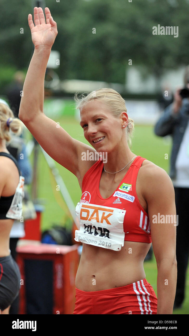 German heptathlete Jennifer Oeser waves at the crowd at the Erdgas Meeting, the fourth leg of the 2010 IAAF Combined Events Challenge in Ratingen, Germany, 20 June 2010. Jennifer Oeser, who finished second at the world championship, is well prepared for the European Athletics Championships that will take place in Barcelona from 27 July until 01 August 2010. With 6,427 points, the h Stock Photo