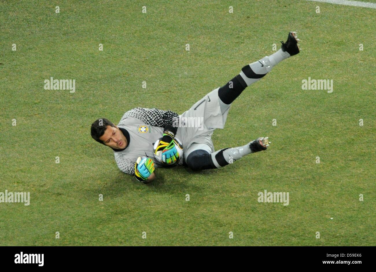 Brazil's goalkeeper Julio Cesar catches the ball during the 2010 FIFA World Cup group G match between Brazil and Ivory Coast at Soccer City Stadium in Johannesburg, South Africa 20 June 2010. Photo: Marcus Brandt dpa - Please refer to http://dpaq.de/FIFA-WM2010-TC Stock Photo