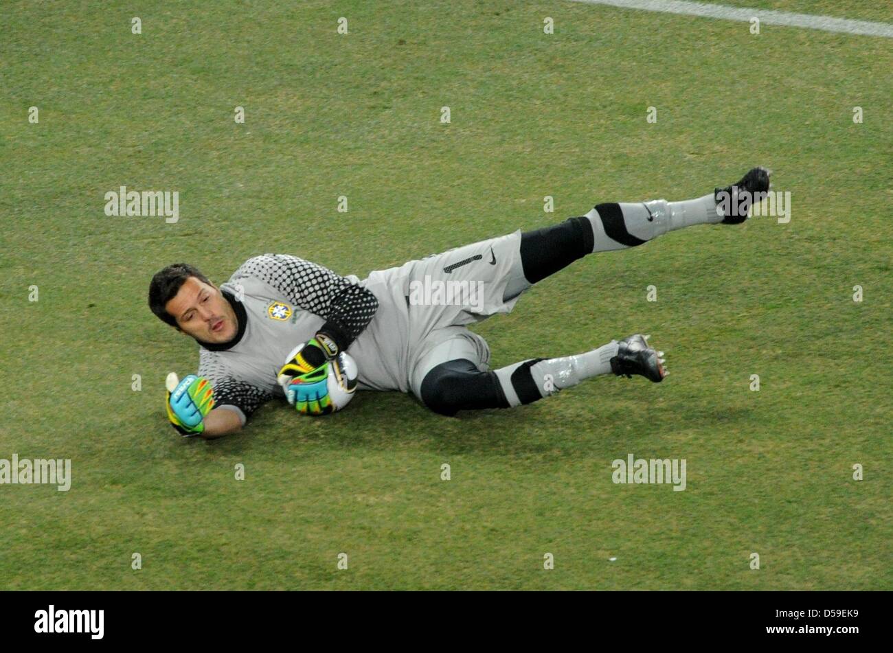 Brazil's goalkeeper Julio Cesar catches the ball during the 2010 FIFA World Cup group G match between Brazil and Ivory Coast at Soccer City Stadium in Johannesburg, South Africa 20 June 2010. Photo: Marcus Brandt dpa - Please refer to http://dpaq.de/FIFA-WM2010-TC Stock Photo