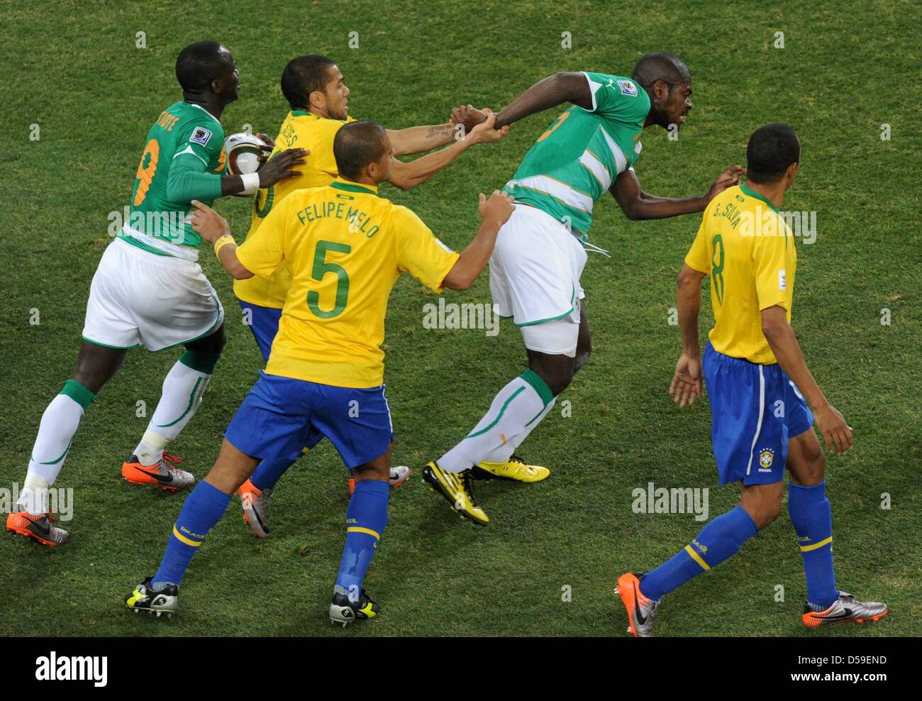 Brazil's Dani Alves (2nd L-R), Felipe Melo and Gilberto Silva scuffle with Ivory Coast's Ismael Tiote (L) and Romaric during the 2010 FIFA World Cup group G match between Brazil and Ivory Coast at Soccer City Stadium in Johannesburg, South Africa 20 June 2010. Photo: Marcus Brandt dpa - Please refer to http://dpaq.de/FIFA-WM2010-TC Stock Photo