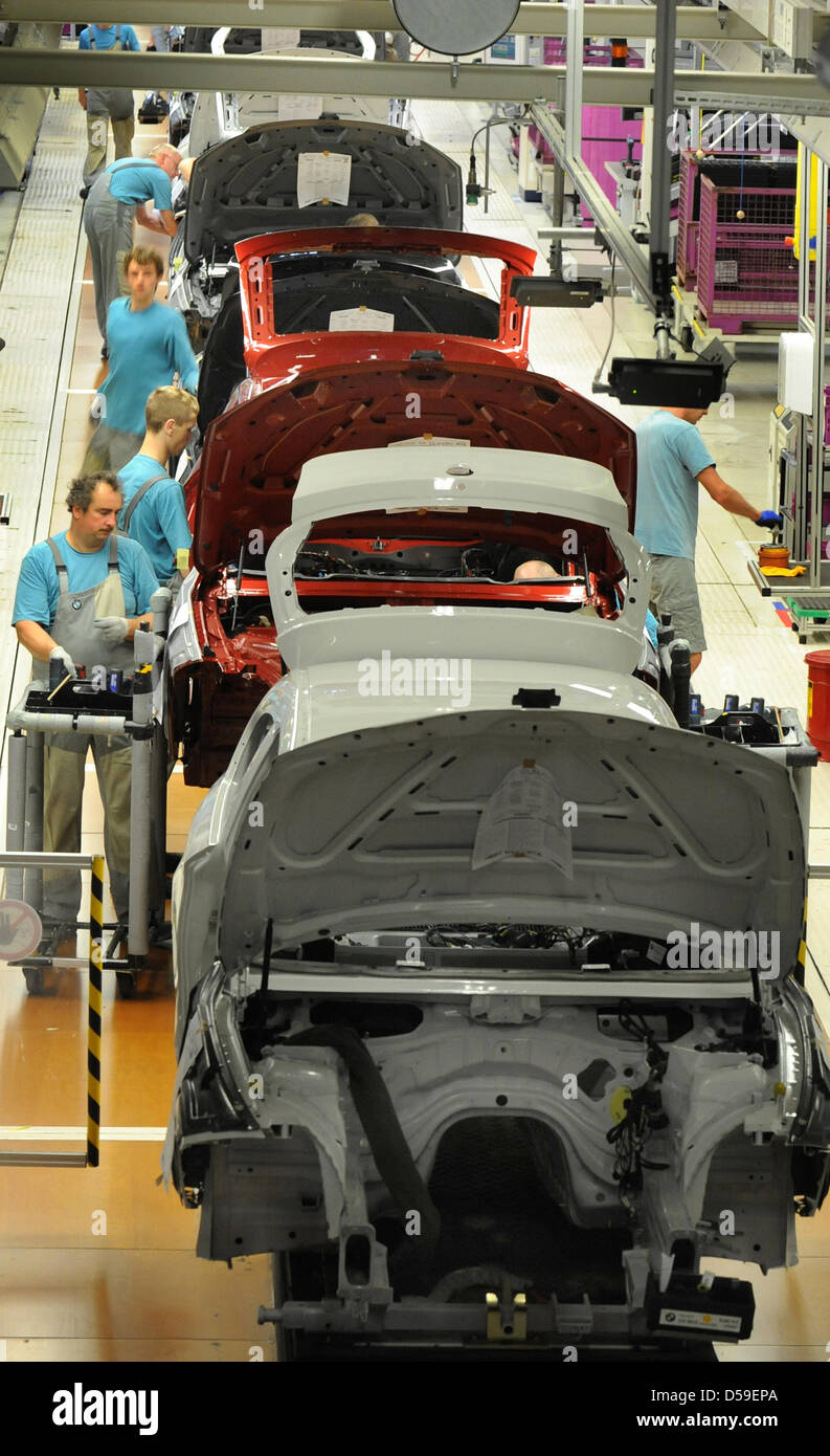 Bmws assembly line hi-res stock photography and images - Alamy