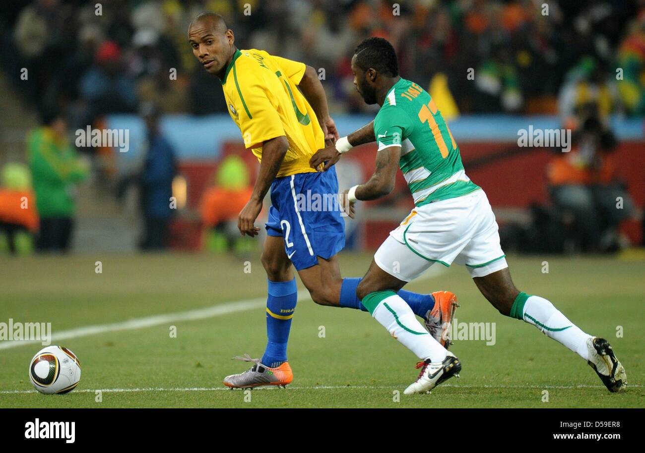 Siaka Tiene of Ivory Coast (R) vies with Maicon of Brazil during the FIFA World Cup 2010 group G match between Brazil and Ivory Coast at the Soccer City Stadium in Johannesburg, South Africa 20 June 2010. Photo: Ronald Wittek dpa - Please refer to http://dpaq.de/FIFA-WM2010-TC Stock Photo