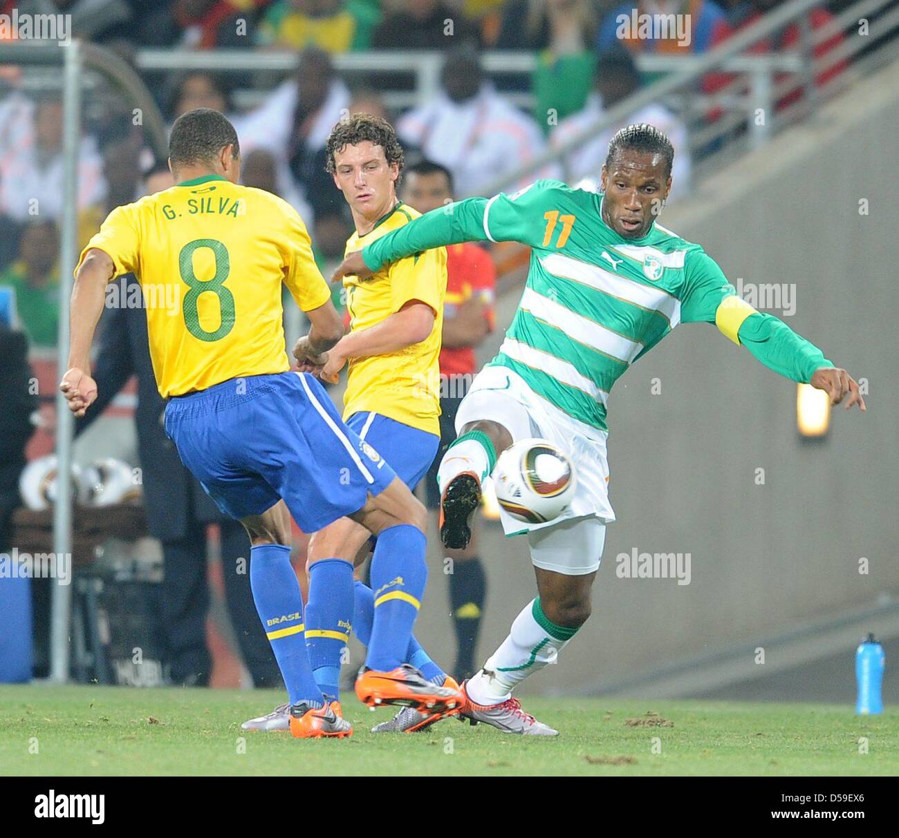 Ivory Coast's Didier Drogba (R) vies for the ball with Brazil's Gilberto Silva during the 2010 FIFA World Cup group G match between Brazil and Ivory Coast at Soccer City Stadium in Johannesburg, South Africa 20 June 2010. Photo: Achim Scheidemann dpa - Please refer to http://dpaq.de/FIFA-WM2010-TC Stock Photo