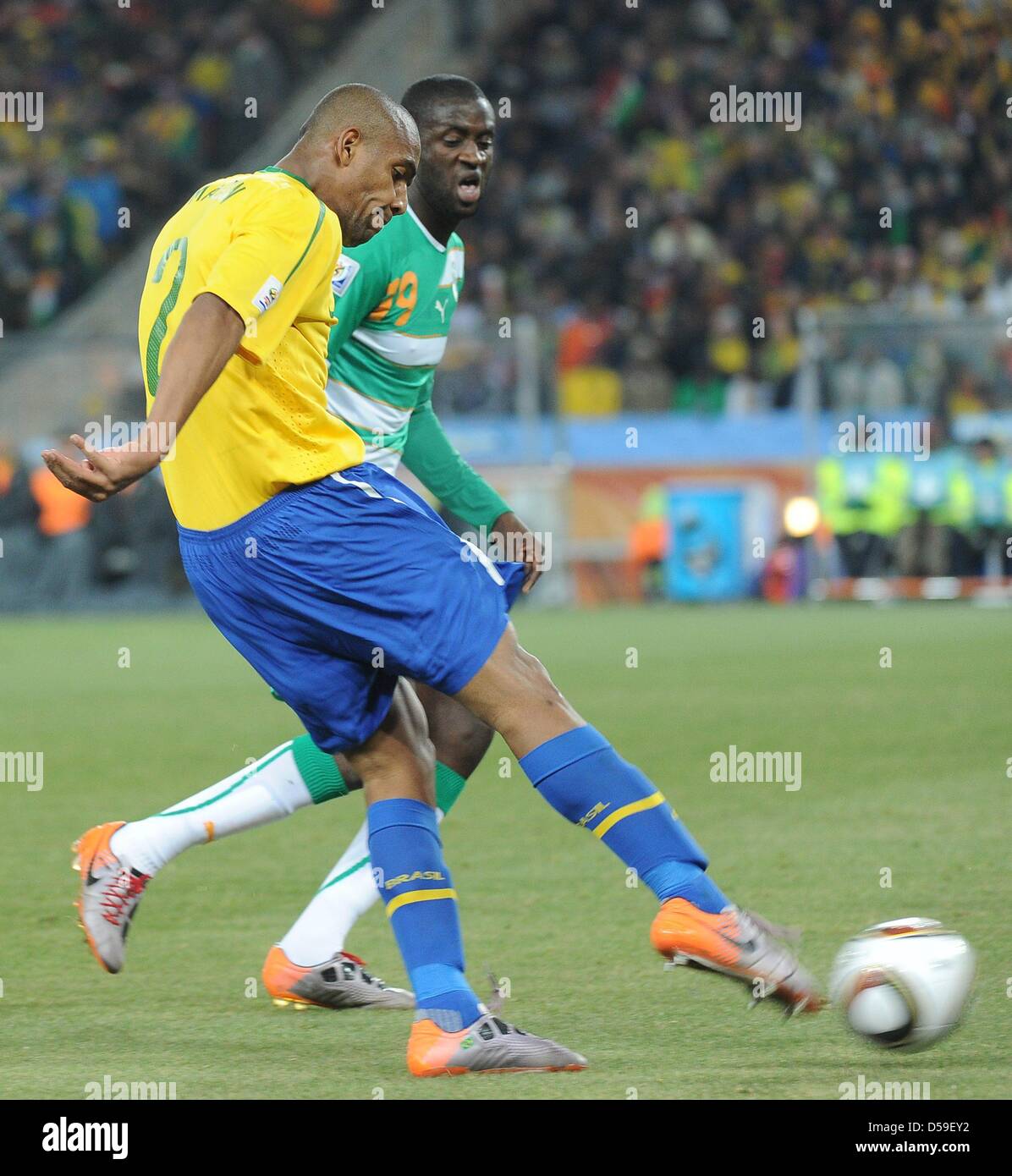 Ivory Coast's Yaya Toure (R) vies for the ball with Brazil's Maicon during the 2010 FIFA World Cup group G match between Brazil and Ivory Coast at Soccer City Stadium in Johannesburg, South Africa 20 June 2010. Photo: Achim Scheidemann dpa - Please refer to http://dpaq.de/FIFA-WM2010-TC Stock Photo