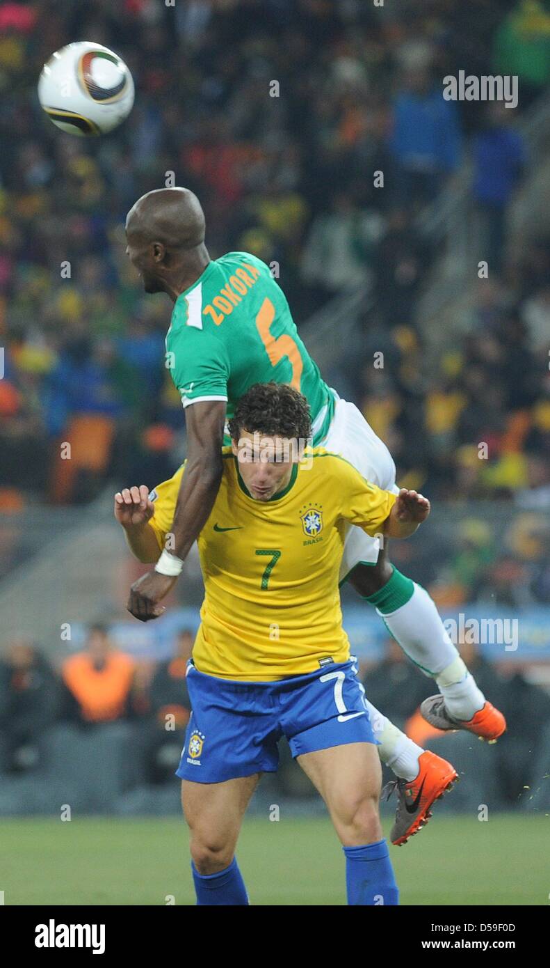 Brazil's Elano (down) vies for the ball with Ivory Coast's Didier Zokora during the 2010 FIFA World Cup group G match between Brazil and Ivory Coast at Soccer City Stadium in Johannesburg, South Africa 20 June 2010. Photo: Achim Scheidemann dpa - Please refer to http://dpaq.de/FIFA-WM2010-TC Stock Photo