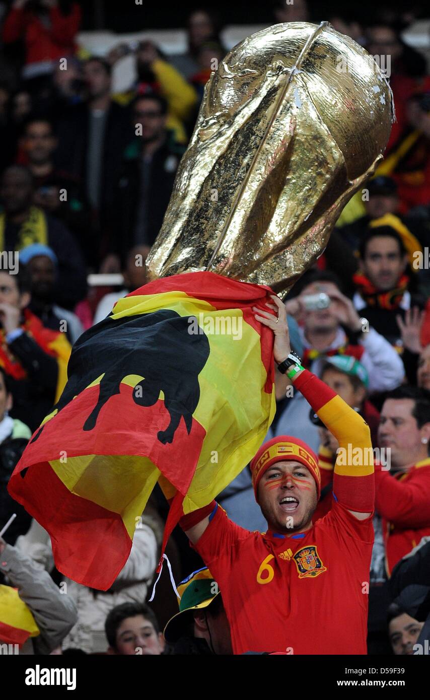 Supporters of Spain celebrate on the stand pior to the 2010 FIFA World Cup group H match between Spain and Honduras at Ellis Park Stadium in Johannesburg, South Africa 21 June 2010. Photo: Achim Scheidemann - Please refer to http://dpaq.de/FIFA-WM2010-TC  +++(c) dpa - Bildfunk+++ Stock Photo