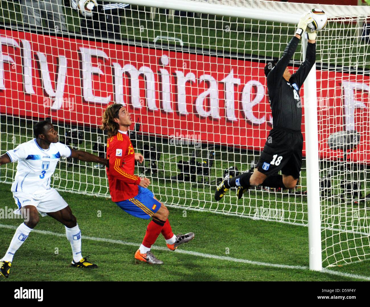Goalkeeper Noel Valladares (R) of Honduras makes a save next to Spain's Sergio Ramos (C) and teammate Maynor Figueroa during the FIFA World Cup 2010 group H match between Spain and Honduras at the Ellis Park Stadium in Johannesburg, South Africa 21 June 2010. Photo: Bernd Weissbrod dpa - Please refer to http://dpaq.de/FIFA-WM2010-TC  +++(c) dpa - Bildfunk+++ Stock Photo