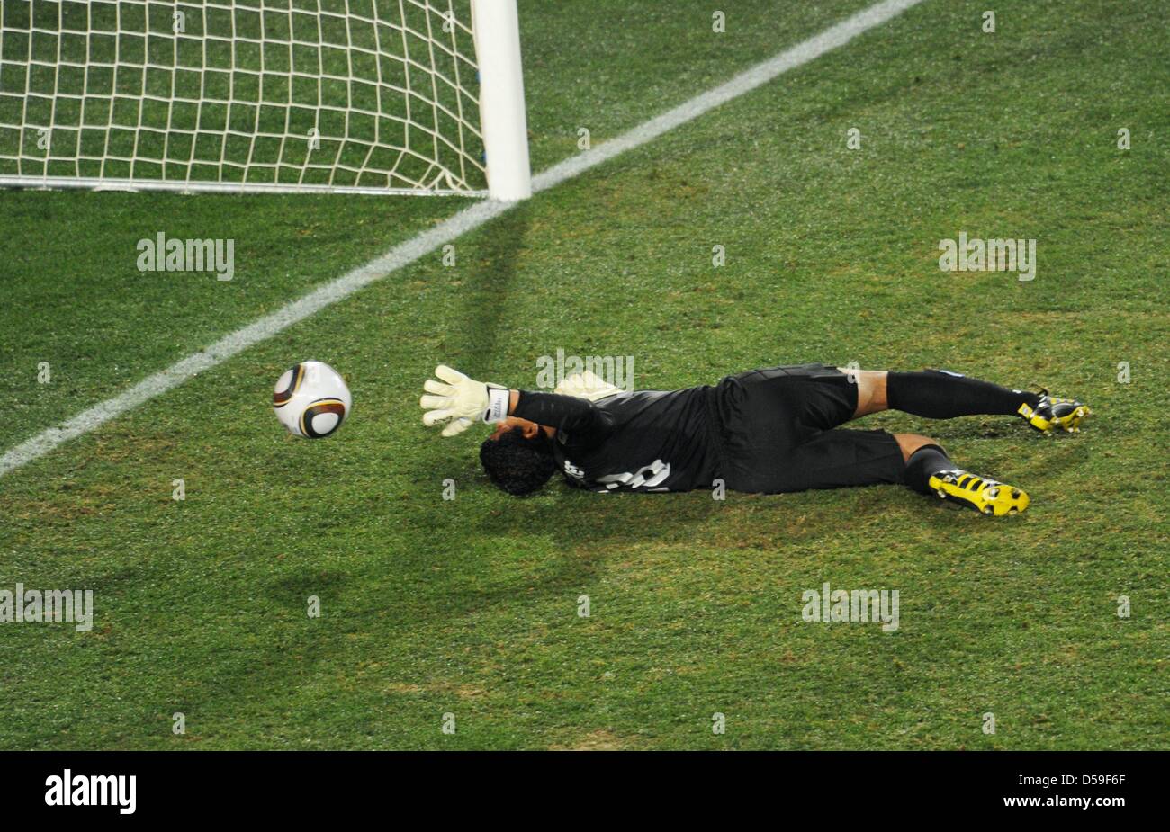 Goalkeeper Noel Valladares on the ground after David Villa (not in the picture) of Spain scored during the FIFA World Cup 2010 group H match between Spain and Honduras at the Ellis Park Stadium in Johannesburg, South Africa 21 June 2010. Photo: Bernd Weissbrod dpa - Please refer to http://dpaq.de/FIFA-WM2010-TC  +++(c) dpa - Bildfunk+++ Stock Photo