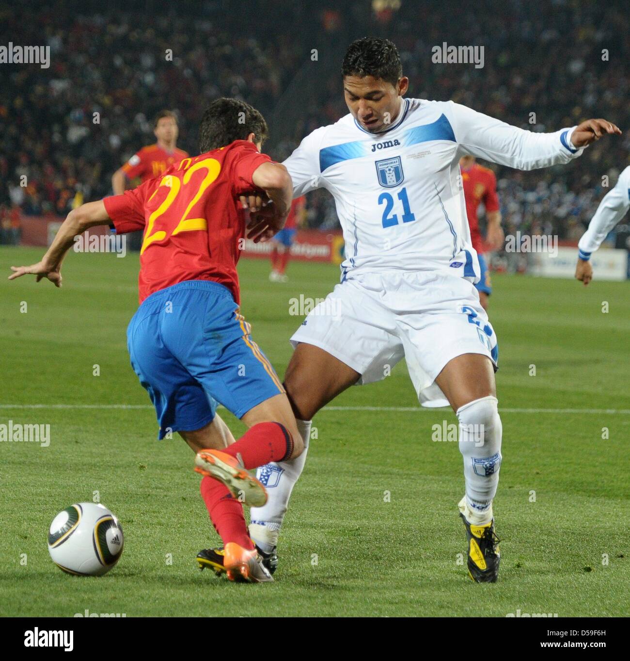 Emilio Izaguirre (R) of Honduras fouls Jesus Navas of Spain during the FIFA World Cup 2010 group H match between Spain and Honduras at the Ellis Park Stadium in Johannesburg, South Africa 21 June 2010. Photo: - Please refer to http://dpaq.de/FIFA-WM2010-TC  +++(c) dpa - Bildfunk+++ Stock Photo