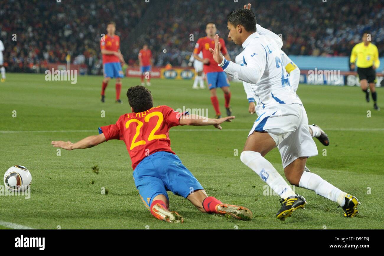 Emilio Izaguirre (R) of Honduras fouls Jesus Navas of Spain during the FIFA World Cup 2010 group H match between Spain and Honduras at the Ellis Park Stadium in Johannesburg, South Africa 21 June 2010. Photo: - Please refer to http://dpaq.de/FIFA-WM2010-TC  +++(c) dpa - Bildfunk+++ Stock Photo