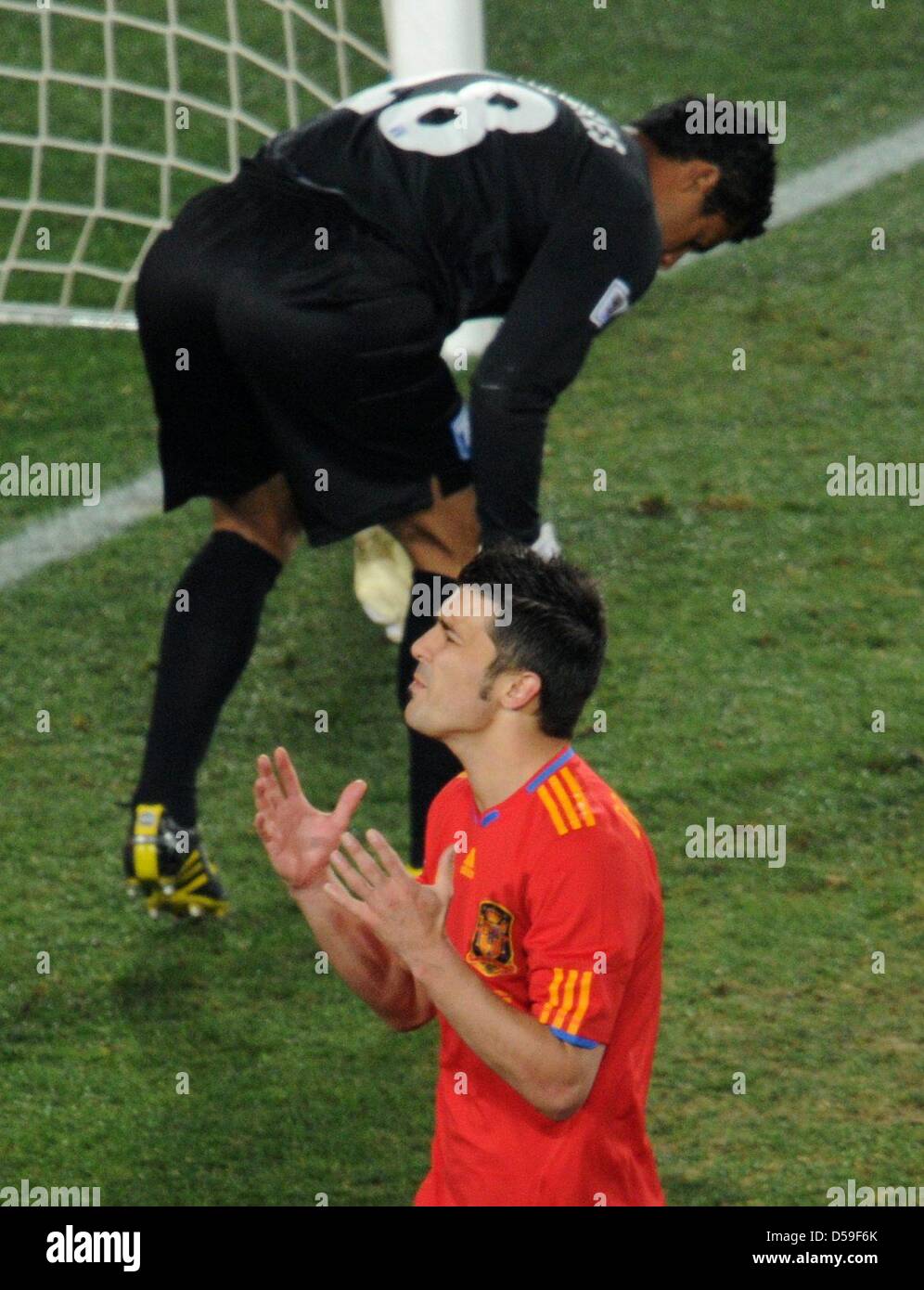 Spain's David Villa reacts after missing to score from penalty spot against Honduras' goalkeeper Noel Valladares during the 2010 FIFA World Cup group H match between Spain and Honduras at Ellis Park Stadium in Johannesburg, South Africa 21 June 2010. Photo: Bernd Weissbrod - Please refer to http://dpaq.de/FIFA-WM2010-TC  +++(c) dpa - Bildfunk+++ Stock Photo