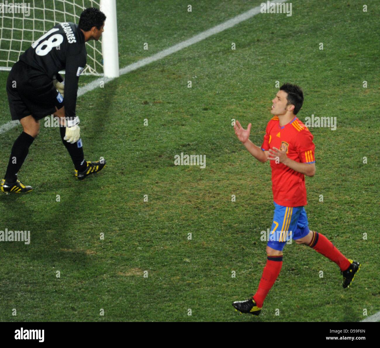 Spain's David Villa reacts after missing to score from penalty spot against Honduras' goalkeeper Noel Valladares during the 2010 FIFA World Cup group H match between Spain and Honduras at Ellis Park Stadium in Johannesburg, South Africa 21 June 2010. Photo: Bernd Weissbrod - Please refer to http://dpaq.de/FIFA-WM2010-TC  +++(c) dpa - Bildfunk+++ Stock Photo