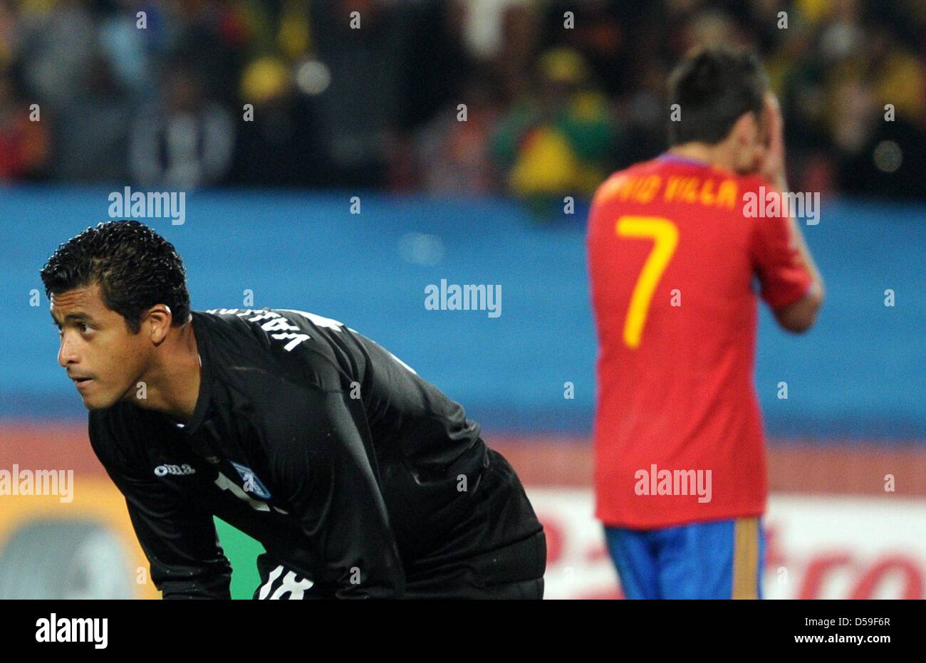 Goalkeeper Noel Valladares (L) of Honduras and David Villa (R) of Spain react after Villa missed from the penalty spot during the FIFA World Cup 2010 group H match between Spain and Honduras at the Ellis Park Stadium in Johannesburg, South Africa 21 June 2010. Photo: - Please refer to http://dpaq.de/FIFA-WM2010-TC  +++(c) dpa - Bildfunk+++ Stock Photo