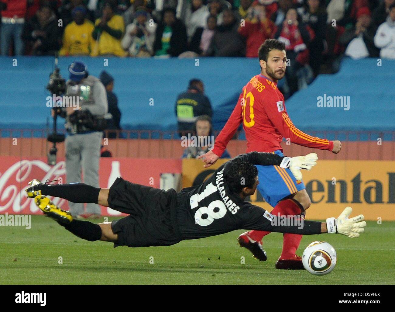 Cesc Fabregas (R) of Spain tries to score against goalkeeper Noel Valladares during the FIFA World Cup 2010 group H match between Spain and Honduras at the Ellis Park Stadium in Johannesburg, South Africa 21 June 2010. Photo: - Please refer to http://dpaq.de/FIFA-WM2010-TC  +++(c) dpa - Bildfunk+++ Stock Photo