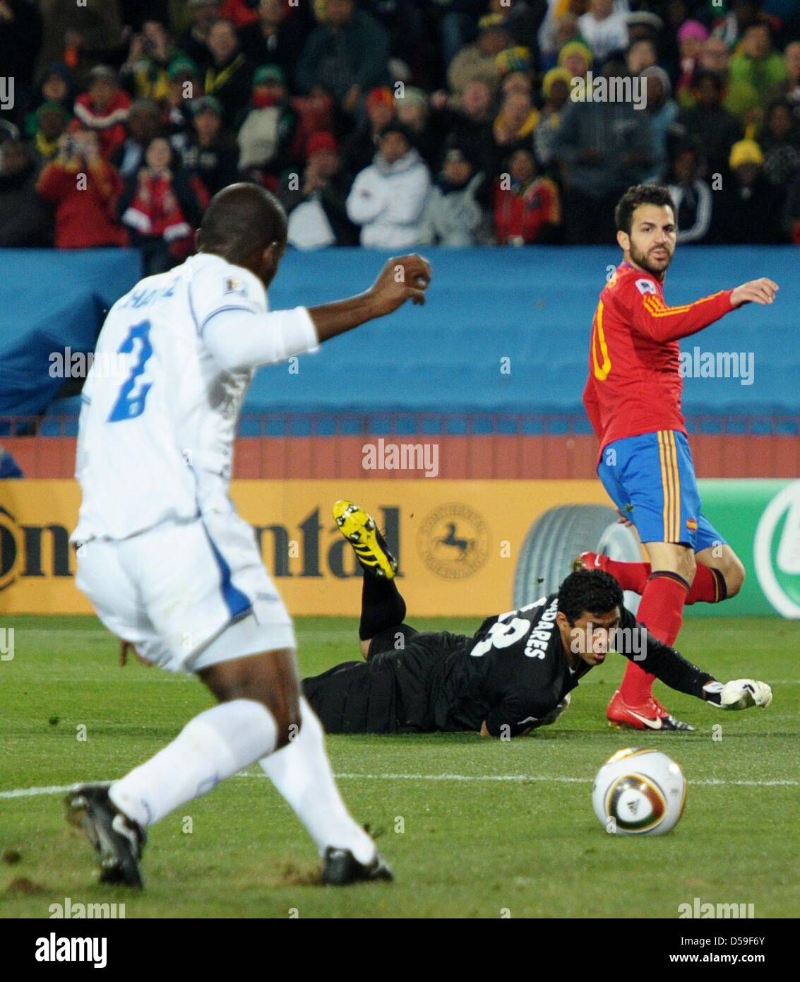 Cesc Fabregas (R) of Spain tries to score against goalkeeper Noel Valladares and Osman Chavez (L) of Honduras during the FIFA World Cup 2010 group H match between Spain and Honduras at the Ellis Park Stadium in Johannesburg, South Africa 21 June 2010. Photo: - Please refer to http://dpaq.de/FIFA-WM2010-TC  +++(c) dpa - Bildfunk+++ Stock Photo