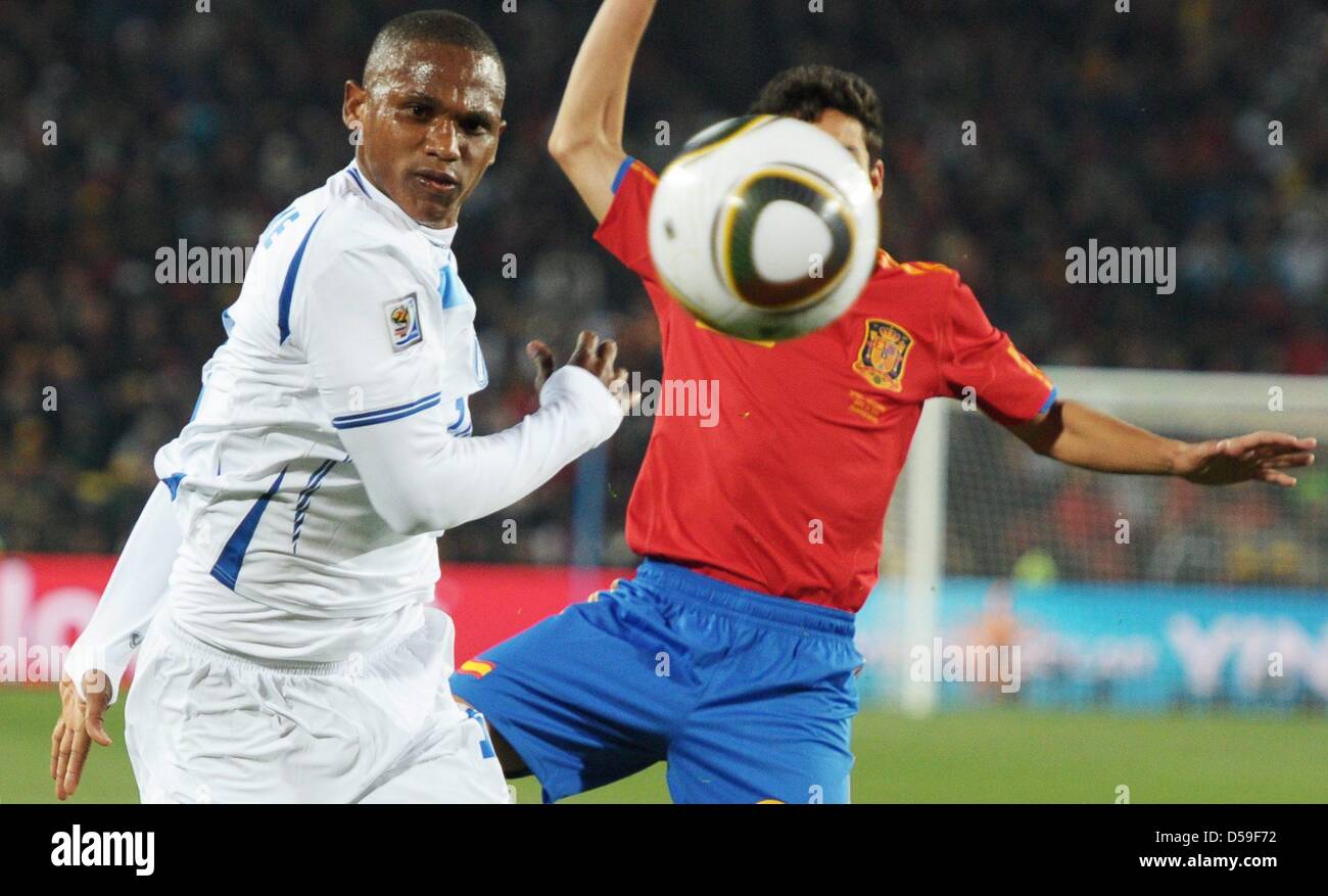 Jesus Navas (R) of Spain vies with Georgie Welcome (L) of Honduras during the FIFA World Cup 2010 group H match between Spain and Honduras at the Ellis Park Stadium in Johannesburg, South Africa 21 June 2010. Photo: - Please refer to http://dpaq.de/FIFA-WM2010-TC  +++(c) dpa - Bildfunk+++ Stock Photo