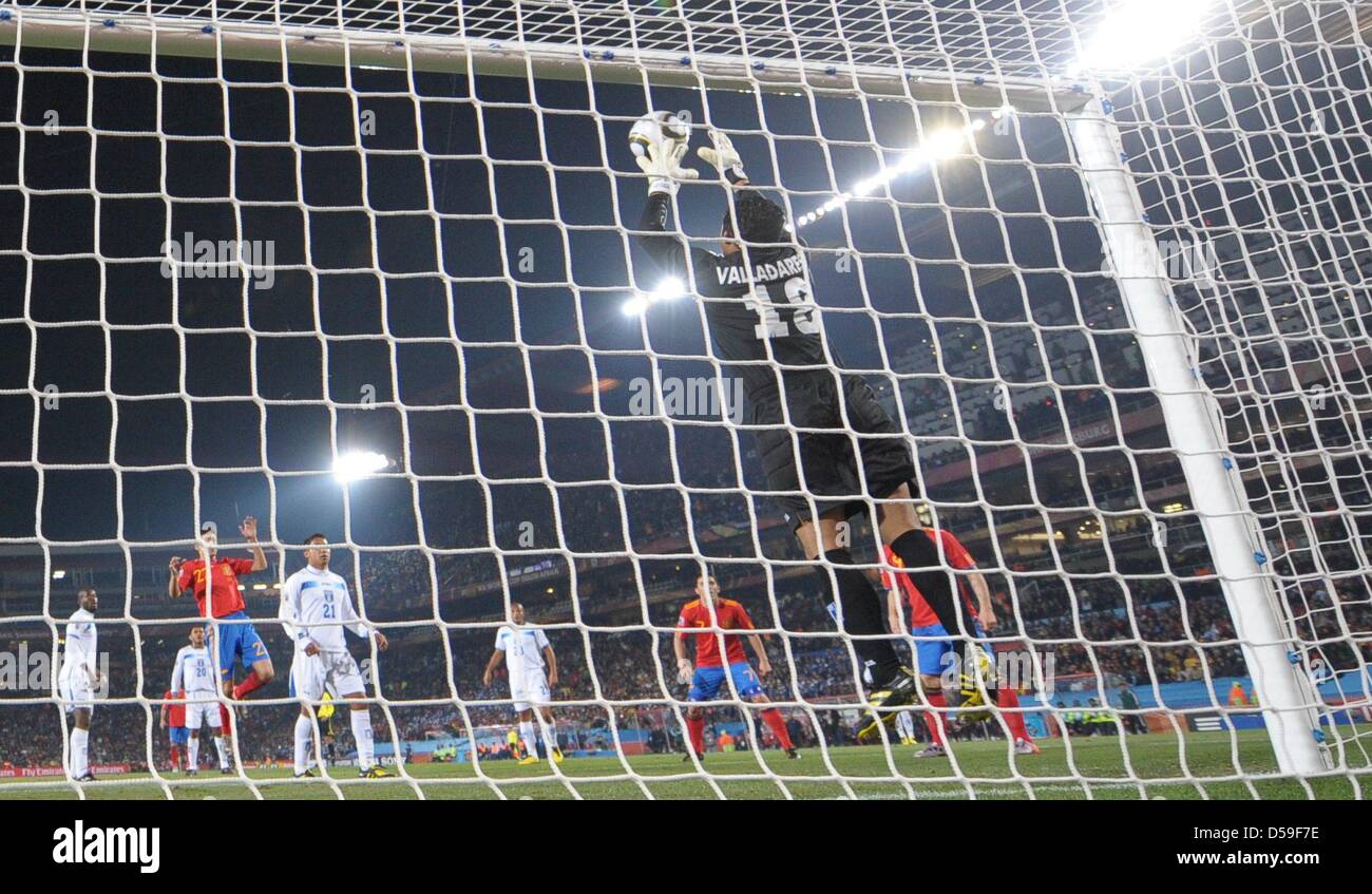 Noel Valladares (R) of Honduras makes a save during the FIFA World Cup 2010 group H match between Spain and Honduras at the Ellis Park Stadium in Johannesburg, South Africa 21 June 2010. Photo: Ronald Wittek dpa - Please refer to http://dpaq.de/FIFA-WM2010-TC  +++(c) dpa - Bildfunk+++ Stock Photo