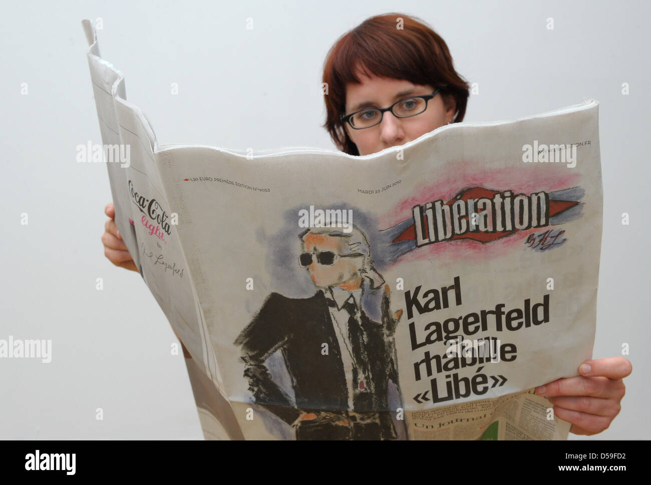 22 June 2010, a young woman reads the current issue of the french ...