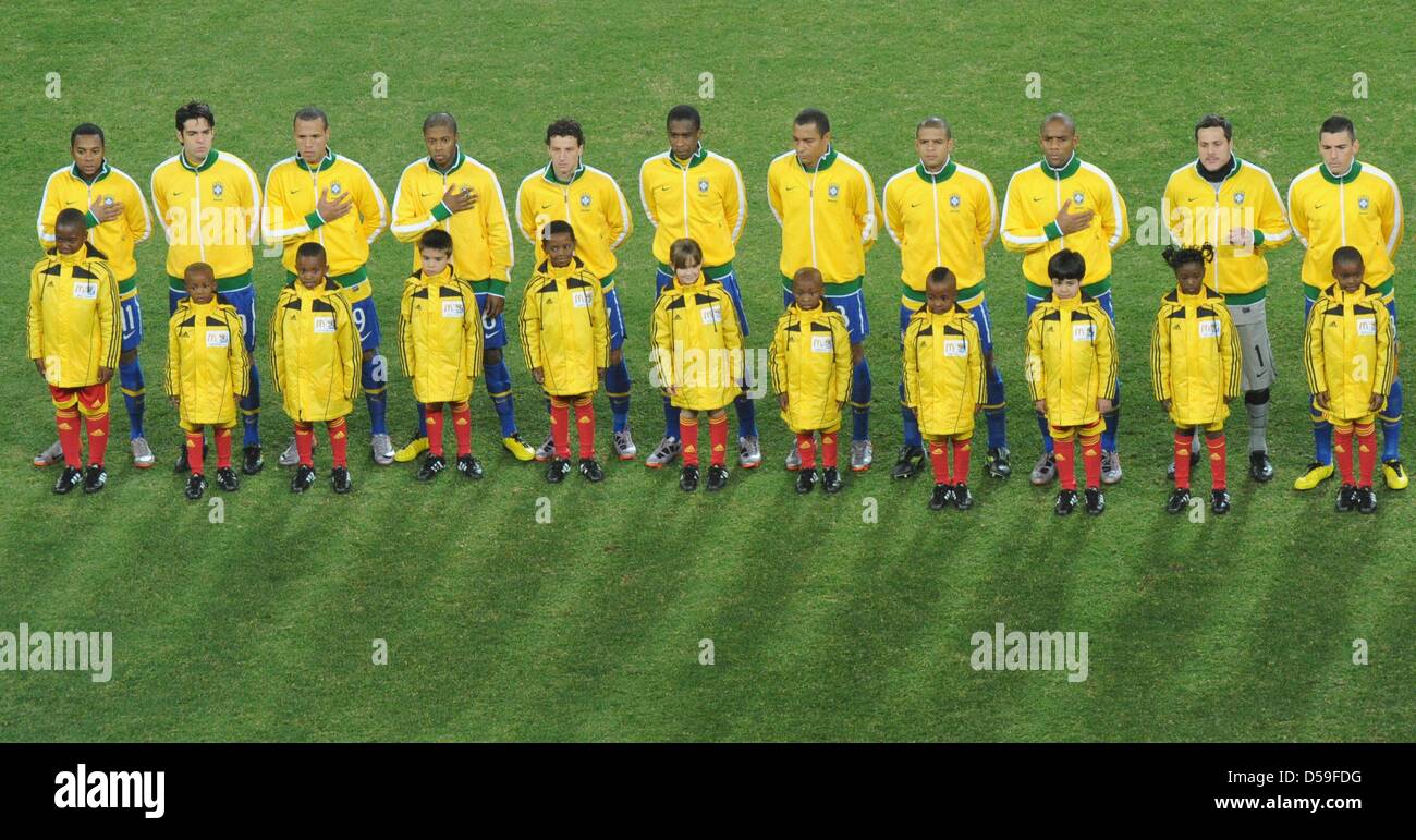 Robinho (L-R), Kaka, Luis Fabiano, Michel Bastos, Elano, Juan, Gilberto Silva, Felipe Melo, Maicon, Julio Cesar and Lucio stand on the pitch during the national anthem prior the FIFA World Cup 2010 group G match between Brazil and Ivory Coast at the Soccer City Stadium in Johannesburg, South Africa 20 June 2010. Photo: Marcus Brandt dpa - Please refer to http://dpaq.de/FIFA-WM2010- Stock Photo