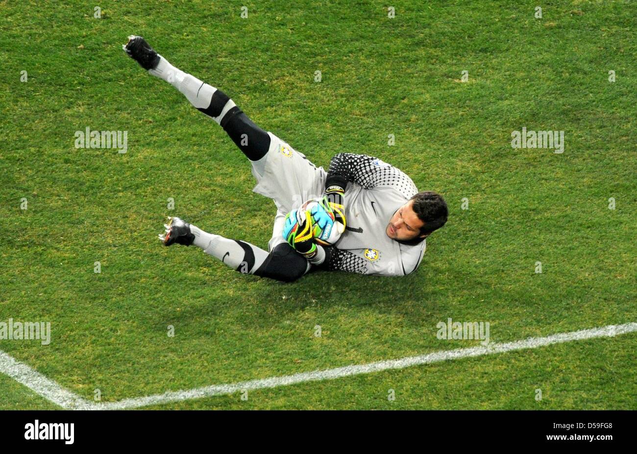 Goalkeeper Julio Cesar of Brazil makes a save during the FIFA World Cup 2010 group G match between Brazil and Ivory Coast at the Soccer City Stadium in Johannesburg, South Africa 20 June 2010. Photo: Marcus Brandt dpa - Please refer to http://dpaq.de/FIFA-WM2010-TC Stock Photo