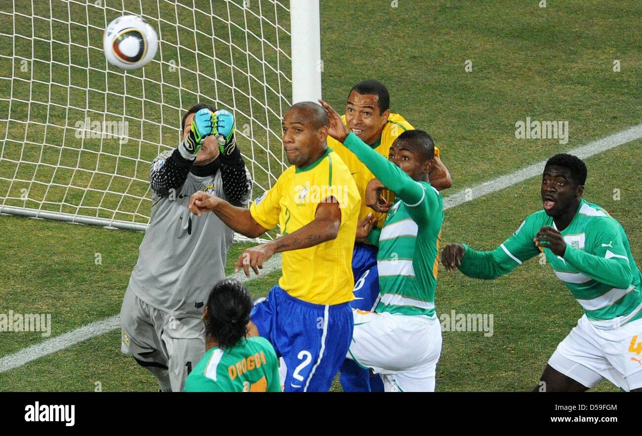 Goalkeeper Julio Cesar (L) and Maicon (C) of Brazil in action during the FIFA World Cup 2010 group G match between Brazil and Ivory Coast at the Soccer City Stadium in Johannesburg, South Africa 20 June 2010. Photo: Marcus Brandt dpa - Please refer to http://dpaq.de/FIFA-WM2010-TC Stock Photo