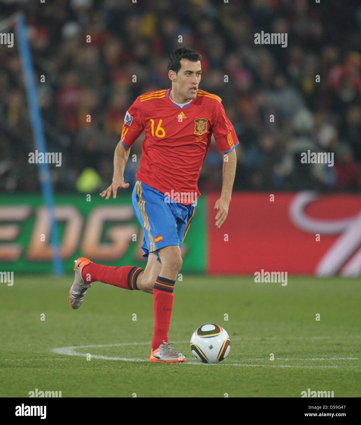 Sergio Busquets of Spain controls the ball during the FIFA World Cup 2010 group H match between Spain and Honduras at the Ellis Park Stadium in Johannesburg, South Africa 21 June 2010. Photo: Ronald Wittek dpa - Please refer to http://dpaq.de/FIFA-WM2010-TC Stock Photo
