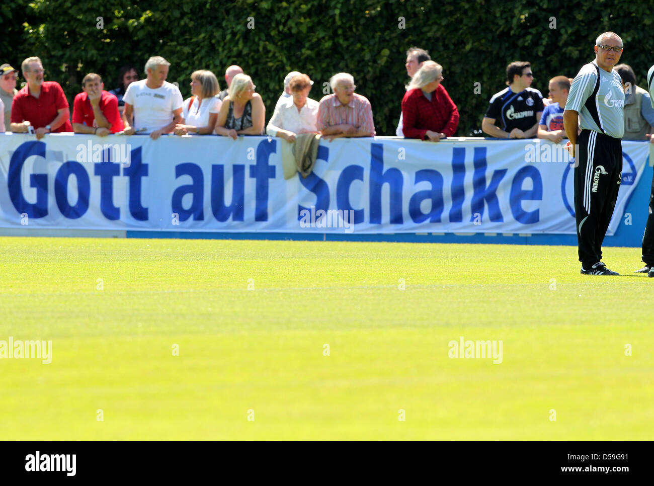 Schalke Trainer Felix Magath beobachtet am Mittwoch (23.06.2010) das erste Training der Königsblauen. Schalke fährt am Wochenende auf die Nordseeinsel Borkum und absolviert dort ein Trainingslager. Foto: Roland Weihrauch dpa/lnw Stock Photo