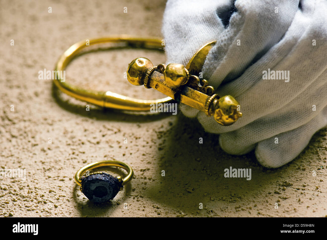 Late Romane gold works from 4th century AD are presented at Museum of West Lausitz in Kamenz, Germany, 23 June 2010. The precious works will be on display in the exhibition 'Ex Oriente Lux' from 26 June 2010 to 10 April 2010. Photo: Arno Burgi Stock Photo