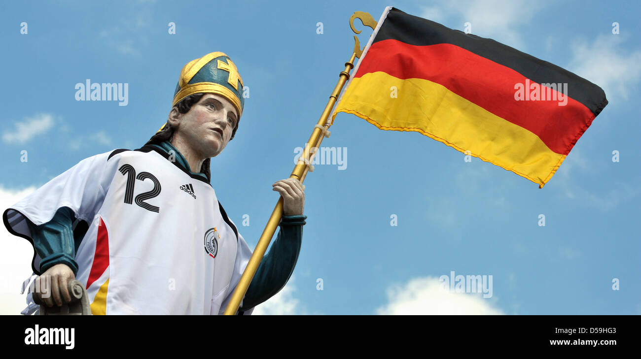 The statue of St Wippertus is decorated with germany fan stuff in Koelleda, Germany, 23 June 2010. Photo: Martin Schutt Stock Photo
