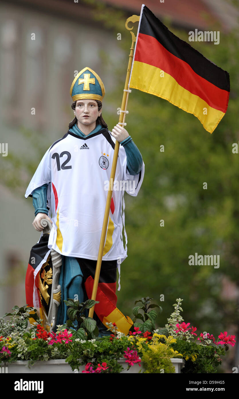 The statue of St Wippertus is decorated with germany fan stuff in Koelleda, Germany, 23 June 2010. Photo: Martin Schutt Stock Photo