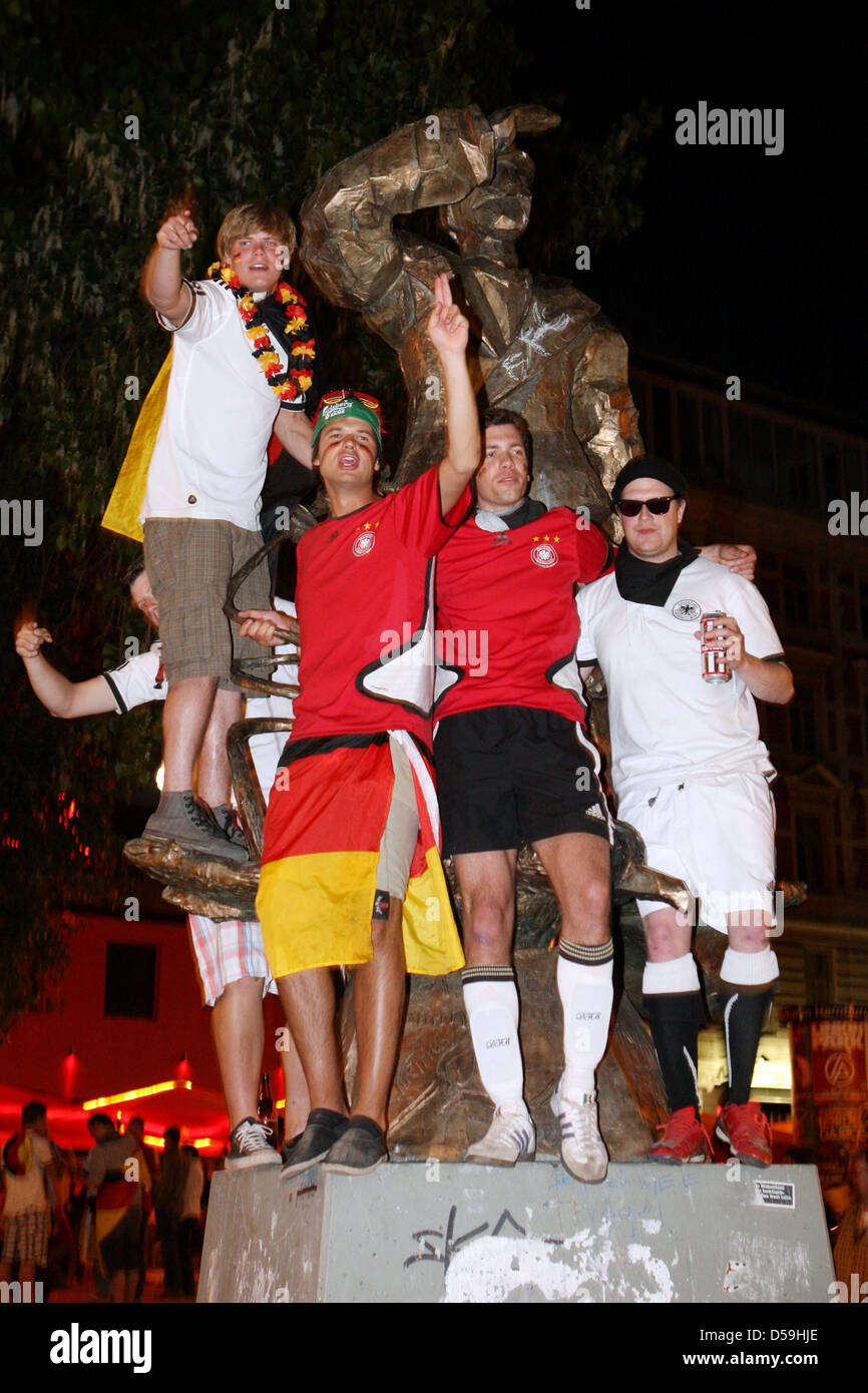 Fans der deutschen Fu§ball-Nationalmannschaft feiern am Mittwoch (23.06.2010) auf der Reeperbahn in Hamburg  das Erreichen des Achtelfinales. Foto: Malte Christians dpa/lno Stock Photo