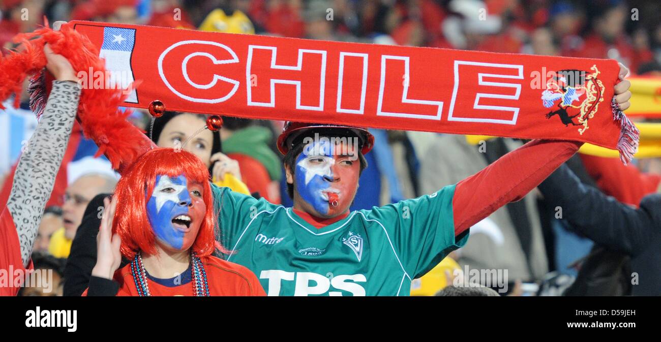 Supporters of Chile celebrate on the stand prior to the 2010 FIFA World Cup group H match between Chile and Spain at Loftus Versfeld Stadium in Pretoria, South Africa 25 June 2010. Photo: Marcus Brandt dpa - Please refer to http://dpaq.de/FIFA-WM2010-TC  +++(c) dpa - Bildfunk+++ Stock Photo