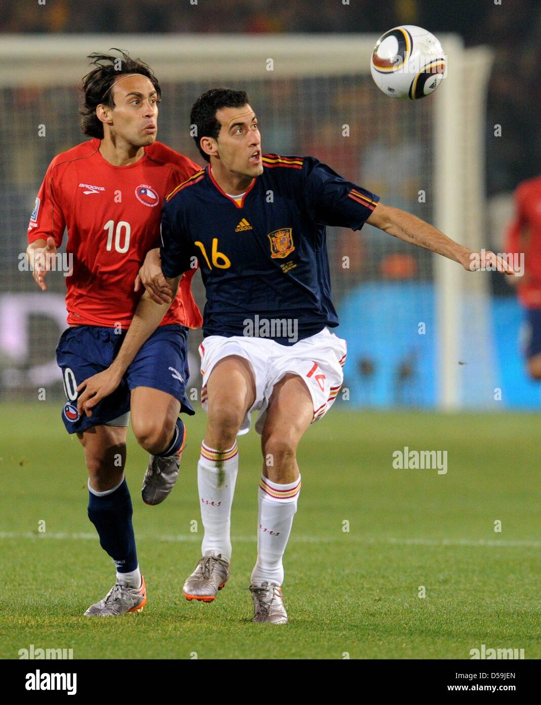 Jorge Valdivia of Chile vies with Sergio Busquets (R) of Spain during the FIFA World Cup 2010 group H match between Chile and Spain at the Loftus Versfeld Stadium in Pretoria, South Africa 25 June 2010. Photo: Bernd Weissbrod dpa - Please refer to http://dpaq.de/FIFA-WM2010-TC  +++(c) dpa - Bildfunk+++ Stock Photo