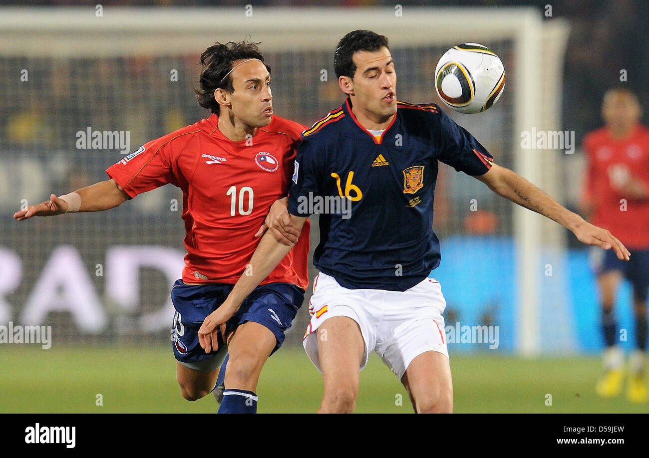 Jorge Valdivia (L) of Chile vies with Sergio Busquets (R) of Spain during the FIFA World Cup 2010 group H match between Chile and Spain at the Loftus Versfeld Stadium in Pretoria, South Africa 25 June 2010. Photo: Bernd Weissbrod dpa - Please refer to http://dpaq.de/FIFA-WM2010-TC Stock Photo