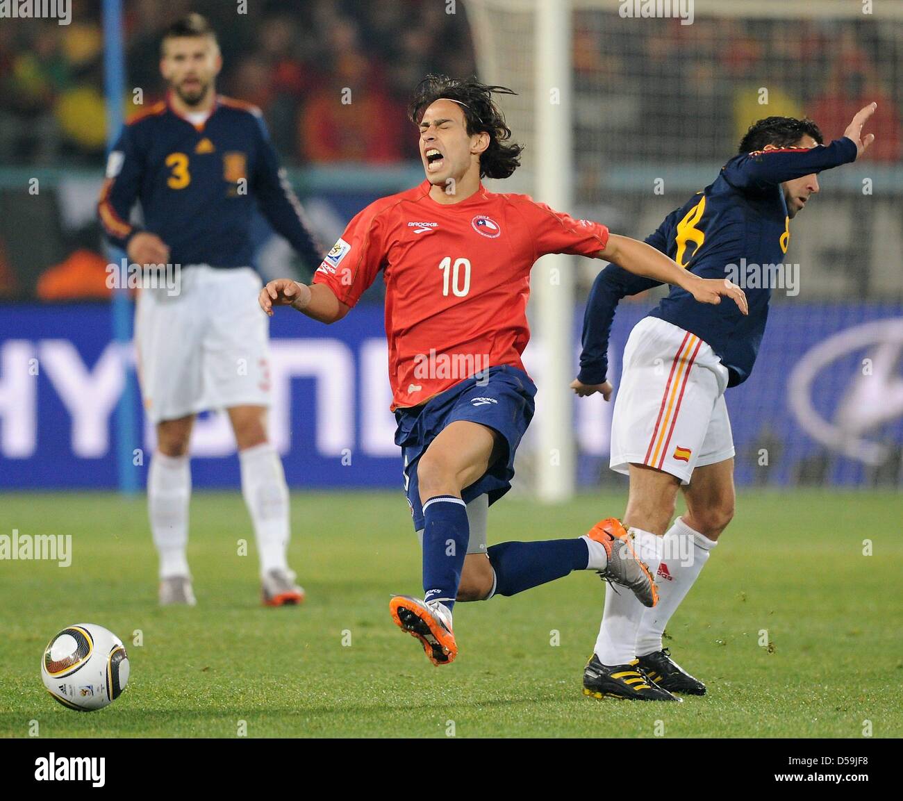 Chile's Jorge Valdivia (L) is tackled by Spain's Xavi Hernandez during the 2010 FIFA World Cup group H match between Chile and Spain at Loftus Versfeld Stadium in Pretoria, South Africa 25 June 2010. Photo: Marcus Brandt dpa - Please refer to http://dpaq.de/FIFA-WM2010-TC Stock Photo