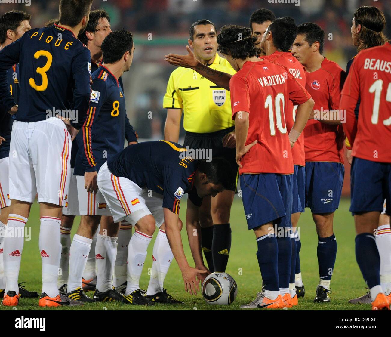 Mexican referee argues with both teams during the 2010 FIFA World Cup group H match between Chile and Spain at Loftus Versfeld Stadium in Pretoria, South Africa 25 June 2010. Photo: Marcus Brandt dpa - Please refer to http://dpaq.de/FIFA-WM2010-TC  +++(c) dpa - Bildfunk+++ Stock Photo