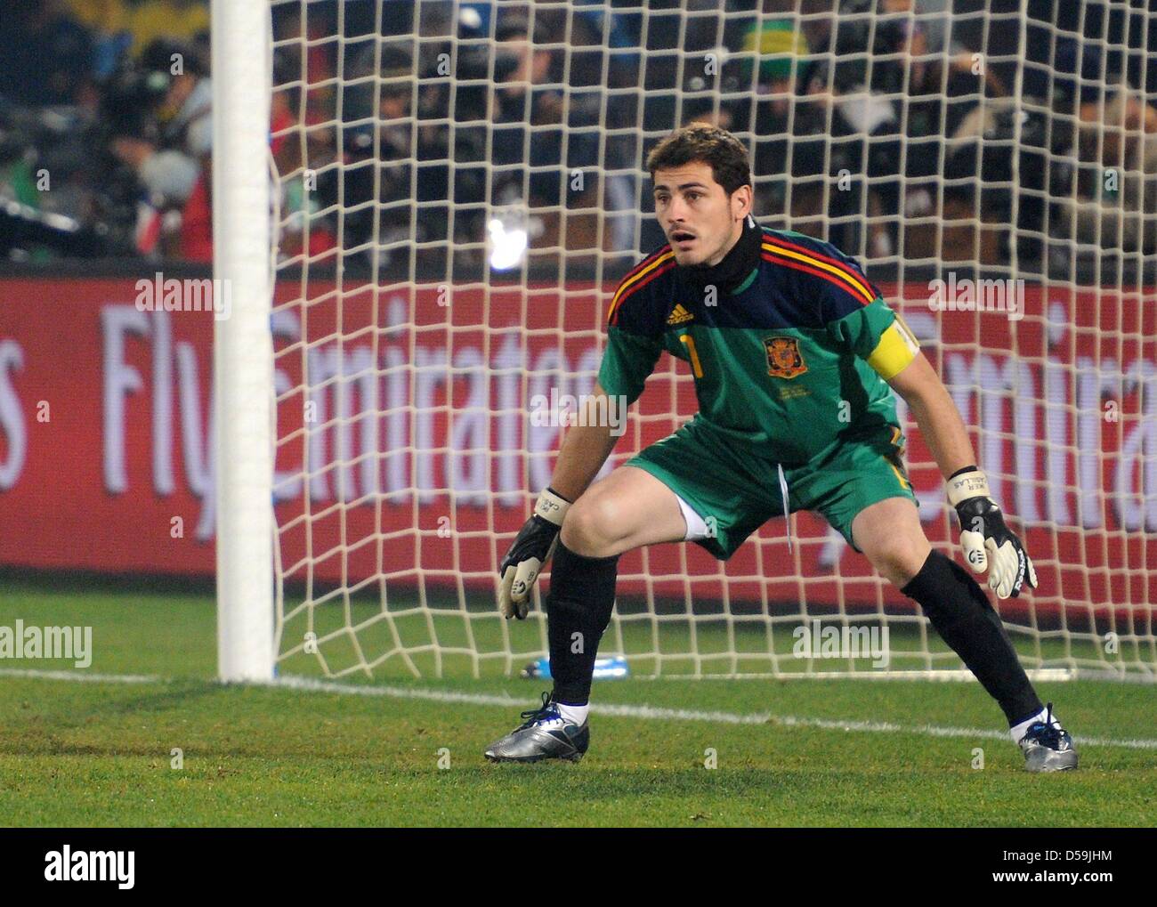 Spain's goalkeeper Iker Casillas at the ready during the 2010 FIFA World Cup group H match between Chile and Spain at Loftus Versfeld Stadium in Pretoria, South Africa 25 June 2010. Photo: Marcus Brandt dpa - Please refer to http://dpaq.de/FIFA-WM2010-TC  +++(c) dpa - Bildfunk+++ Stock Photo