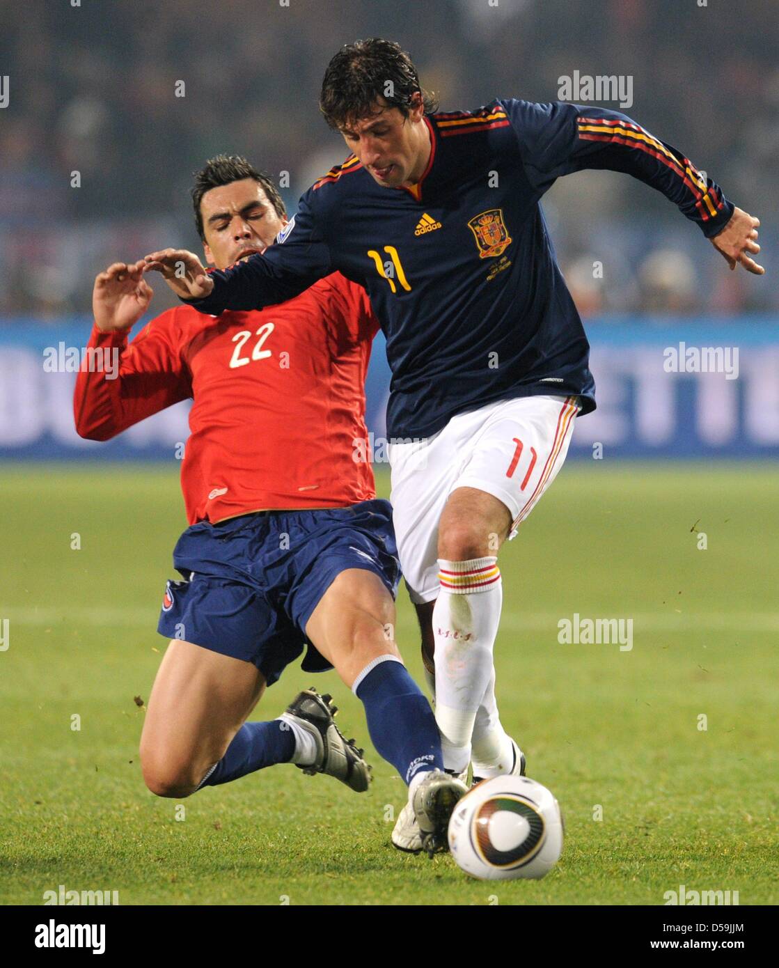 Esteban Paredes (L) of Chile vies with Joan Capdevila of Spain during the FIFA World Cup 2010 group H match between Chile and Spain at the Loftus Versfeld Stadium in Pretoria, South Africa 25 June 2010. Photo: Bernd Weissbrod dpa - Please refer to http://dpaq.de/FIFA-WM2010-TC  +++(c) dpa - Bildfunk+++ Stock Photo