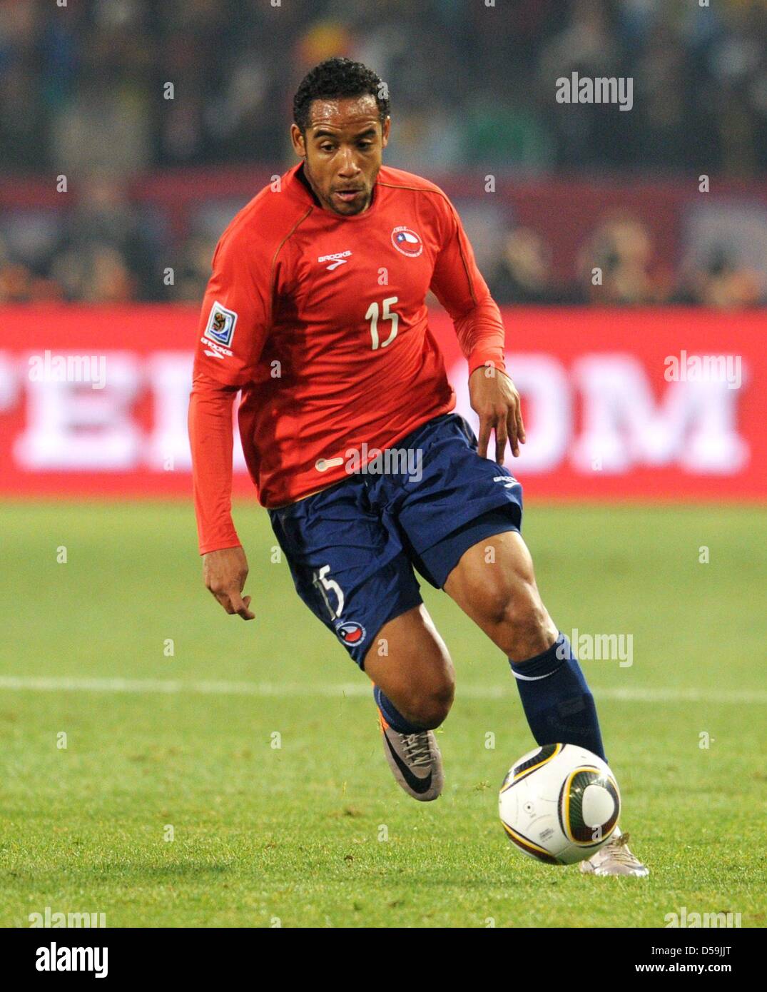 Jean Beausejour of Chile controls the ball during the FIFA World Cup 2010 group H match between Chile and Spain at the Loftus Versfeld Stadium in Pretoria, South Africa 25 June 2010. Photo: Bernd Weissbrod dpa - Please refer to http://dpaq.de/FIFA-WM2010-TC Stock Photo