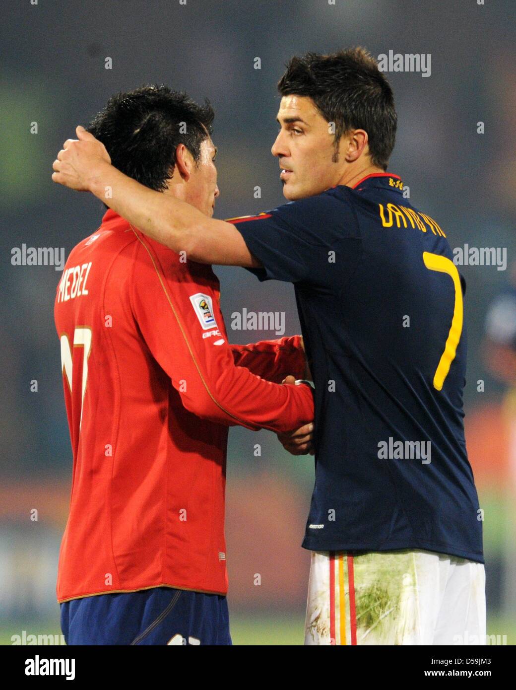 David Villa (R) of Spain and Gary Medel of Chile shake hands after the FIFA World Cup 2010 group H match between Chile and Spain at the Loftus Versfeld Stadium in Pretoria, South Africa 25 June 2010. Photo: Bernd Weissbrod dpa - Please refer to http://dpaq.de/FIFA-WM2010-TC Stock Photo