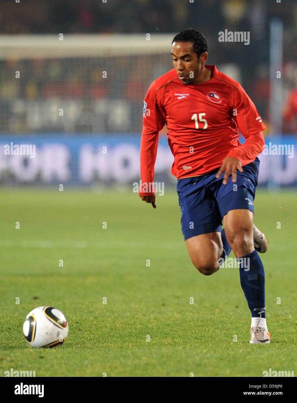 Jean Beausejour of Chile controls the ball during the FIFA World Cup 2010 group H match between Chile and Spain at the Loftus Versfeld Stadium in Pretoria, South Africa 25 June 2010. Photo: Bernd Weissbrod dpa - Please refer to http://dpaq.de/FIFA-WM2010-TC Stock Photo