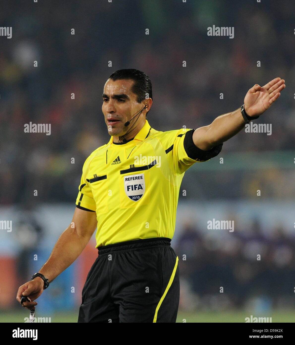Mexican referee Marco Rodriguez gestures during the 2010 FIFA World Cup group H match between Chile and Spain at Loftus Versfeld Stadium in Pretoria, South Africa 25 June 2010. Photo: Marcus Brandt dpa - Please refer to http://dpaq.de/FIFA-WM2010-TC Stock Photo