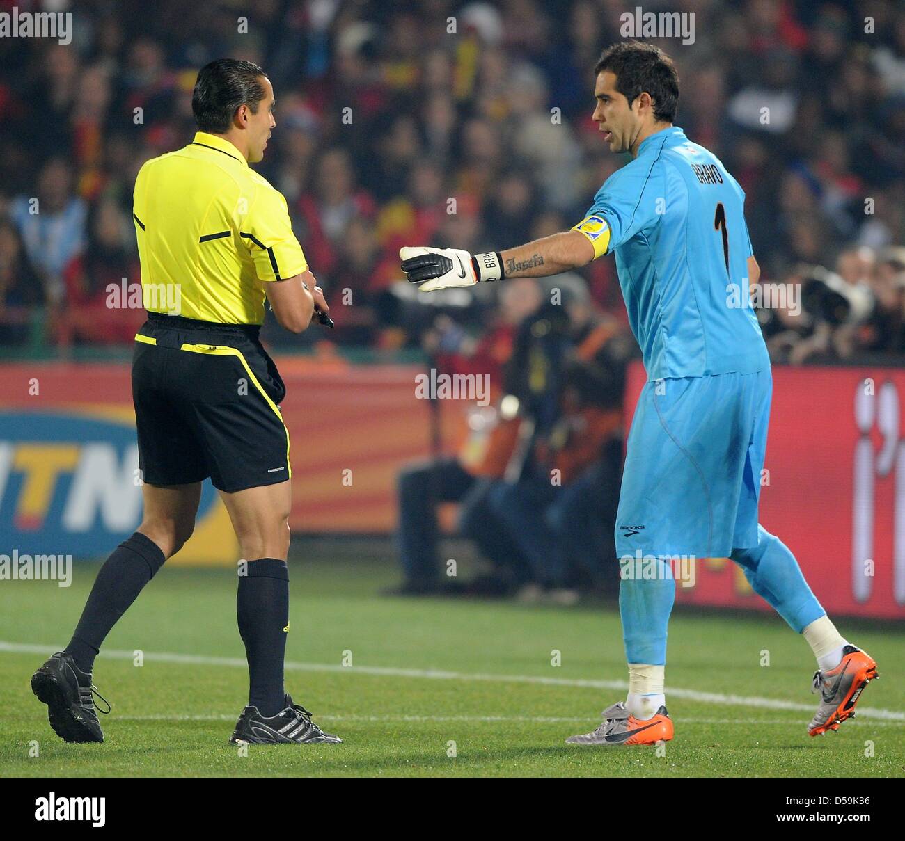 Chile's goalkeeper Claudio Bravo gestures towards Mexican referee Marco Rodriguez during the 2010 FIFA World Cup group H match between Chile and Spain at Loftus Versfeld Stadium in Pretoria, South Africa 25 June 2010. Photo: Marcus Brandt dpa - Please refer to http://dpaq.de/FIFA-WM2010-TC Stock Photo