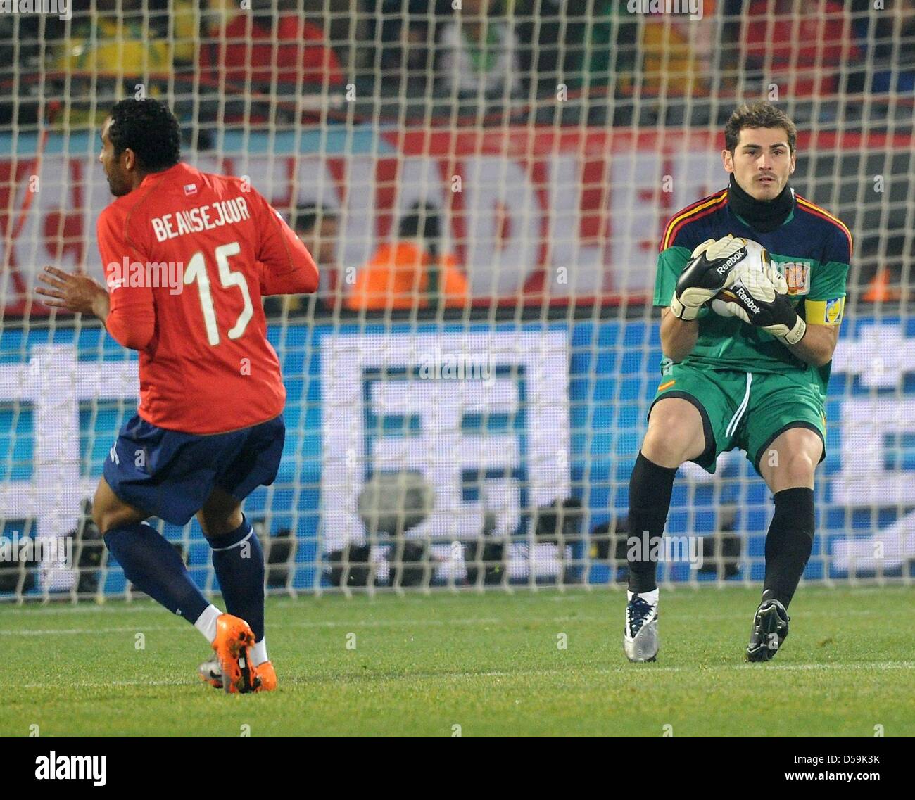 Spain's goalkeeper Iker (R) catches the ball in front of Chile's Jean Beausejour during the 2010 FIFA World Cup group H match between Chile and Spain at Loftus Versfeld Stadium in Pretoria, South Africa 25 June 2010. Photo: Marcus Brandt dpa - Please refer to http://dpaq.de/FIFA-WM2010-TC Stock Photo