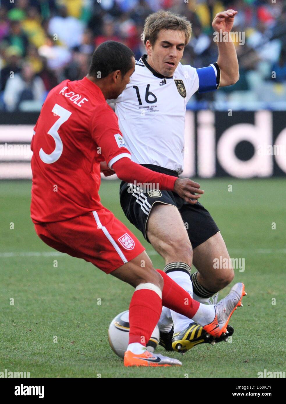 Philipp Lahm (R) of Germany vies with Ashley Cole of England during the 2010 FIFA World Cup Round of Sixteen match between Germany and England at the Free State Stadium in Bloemfontein, South Africa 27 June 2010. Photo: Bernd Weissbrod dpa - Please refer to http://dpaq.de/FIFA-WM2010-TC  +++(c) dpa - Bildfunk+++ Stock Photo