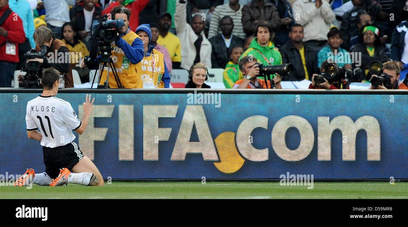 Germany's Miroslav Klose celebrates scoring the 1-0 during the 2010 FIFA World Cup Round of Sixteen match between Germany and England at the Free State Stadium in Bloemfontein, South Africa 27 June 2010. Photo: Marcus Brandt dpa - Please refer to http://dpaq.de/FIFA-WM2010-TC Stock Photo