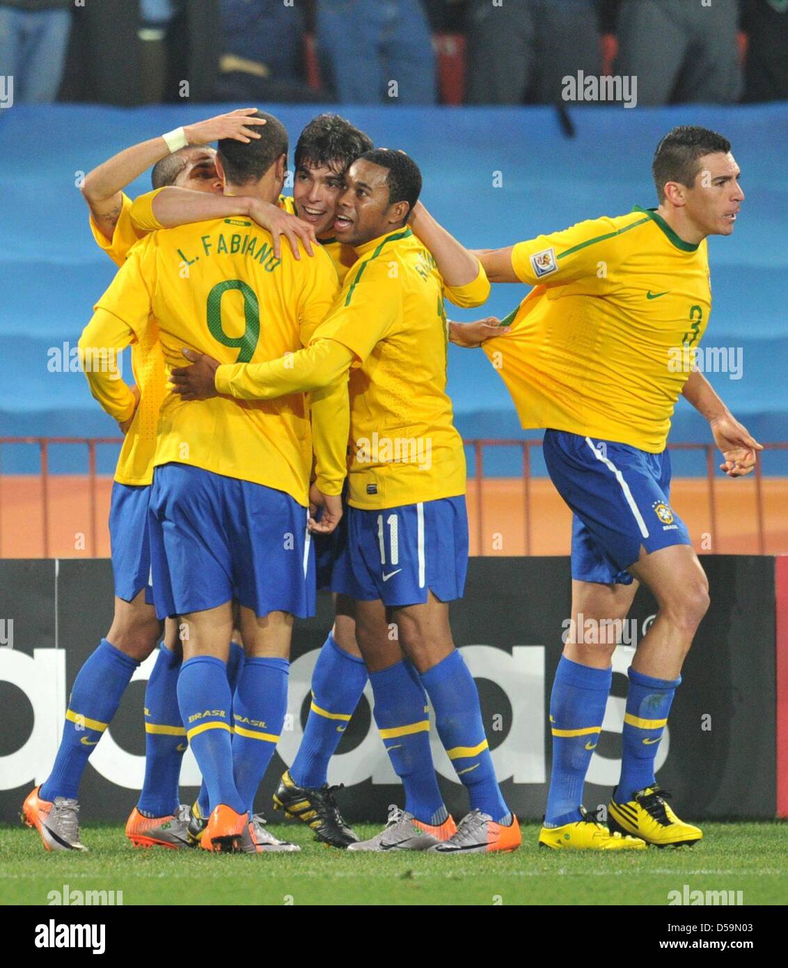 dpa) - The players of the Brazilian soccer team (front, L-R) Kaka, Ze  Roberto, Leo, Robinho, Cicinho and (back, L-R) Ronaldinho, Adriano,  Gilberto Silva, Juan, Marcos and Lucio prior to the group